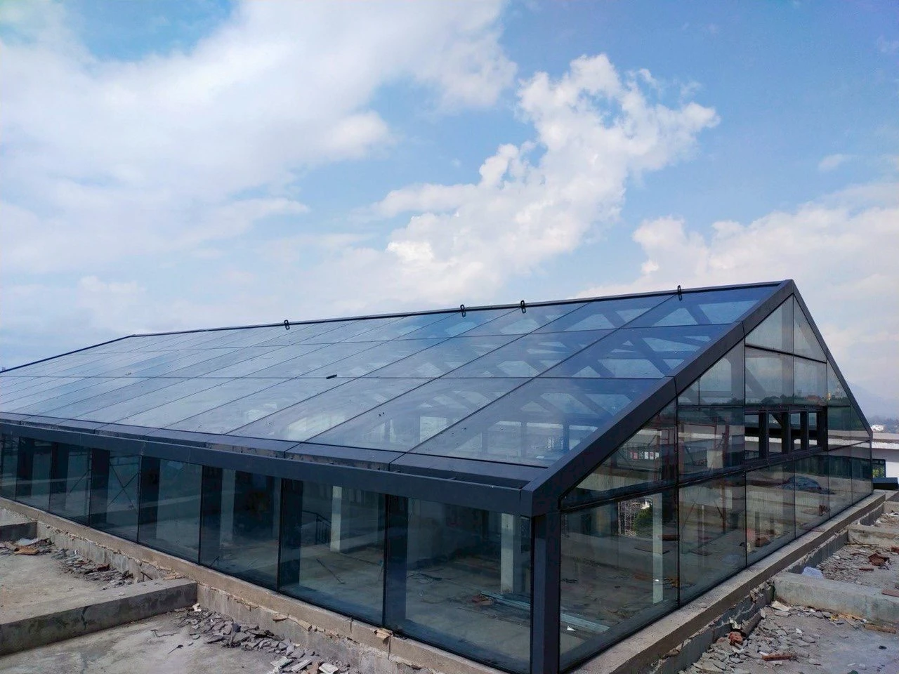 อาคารสูงเปิดผิวกระจกและอลูมิเนียมสะท้อนแสงอาทิตย์